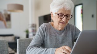 Seniorzy w świecie technologii. W Kamieńcu odbył się kurs komputerowy