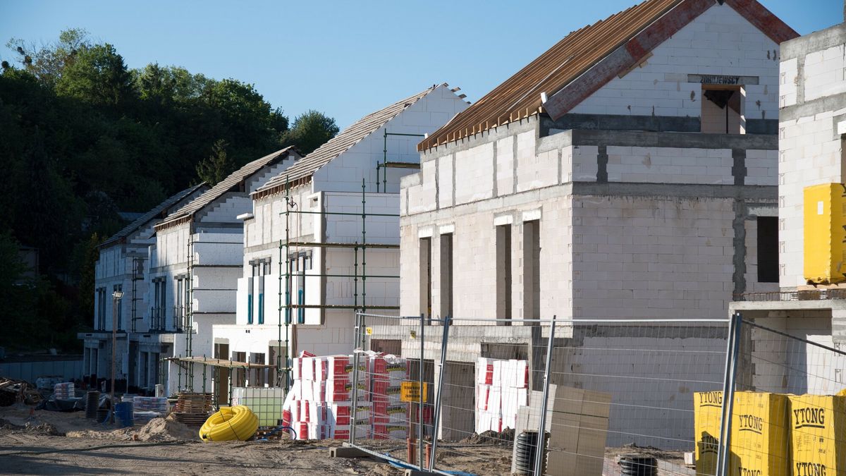 Polacy najczęściej budują głównie domy.