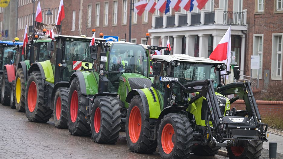Gdańsk, 09.02.2024. Protest rolników przed Urzędem Wojewódzkim w Gdańsku, 9 bm. Rolnicy blokują drogi w całym kraju. Akcja protestacyjna jest prowadzona z powodu przedłużenia do czerwca 2025 r. bezcłowego handlu towarami rolnymi z Ukrainą. (sko) PAP/Adam Warżawa