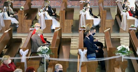 Komunia w pandemii jeszcze droższa. Decydujący termin organizacji uroczystości
