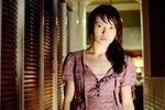Emily Browning śpiewa i prosi o pomoc