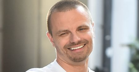 Marcin Hakiel pozdrawia znad polskiego morza, publikując zdjęcie z WSZYSTKIMI DZIEĆMI