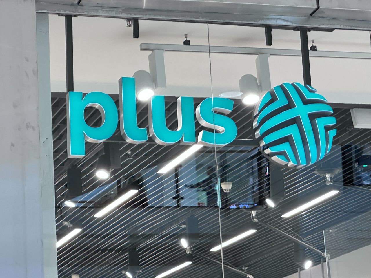 Plus - logo salonu