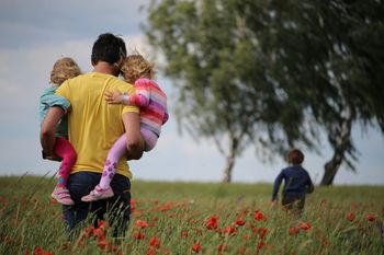 Dzień Ojca czy Dzień Matki? Młodzi Polacy częściej zapominają o tacie