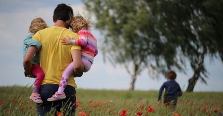 Dzień Ojca czy Dzień Matki? Młodzi Polacy częściej zapominają o tacie