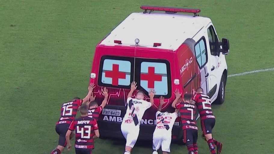 Zdjęcie okładkowe artykułu: Twitter /  / Piłkarze pomagają uruchomić silnik ambulansu