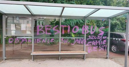 Antyszczepionkowcy w natarciu we Wrocławiu. "Bestiobus"