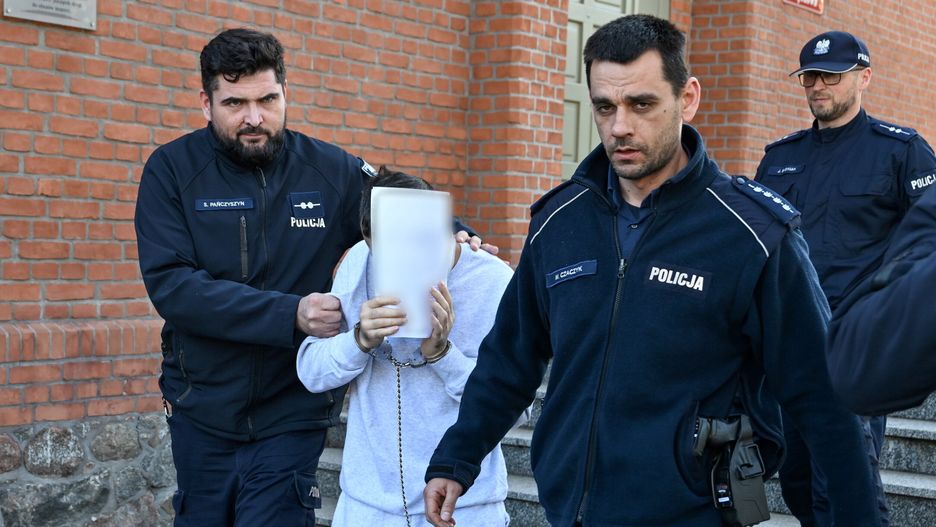 Pruszcz Gdański, 18.04.2024. Podejrzany o zabicie żony Rafał Z. (2L) wyprowadzany po przesłuchaniu z Prokuratury Rejonowej w Pruszczu Gdańskim, 18 bm. Do morderstwa doszło, 14 bm. w Jagatowie k. Pruszcza Gdańskiego. Prokurator wydał postanowienie o przedstawieniu 43-latkowi zarzutu zabójstwa. Grozi mu za to dożywotnie pozbawienie wolności. (sko) PAP/Adam Warżawa *** UWAGA!!! ZAKAZ PUBLIKACJI WIZERUNKU I DANYCH OSOBOWYCH PODEJRZANEGO! ***