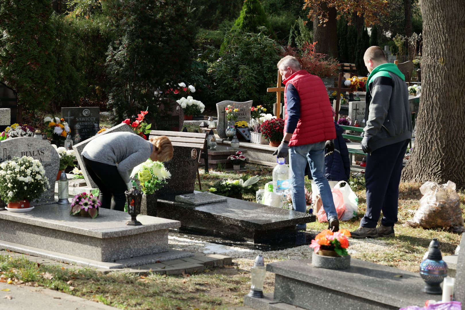 Tyle zapłacisz za posprzątanie grobu. Można paść z wrażenia