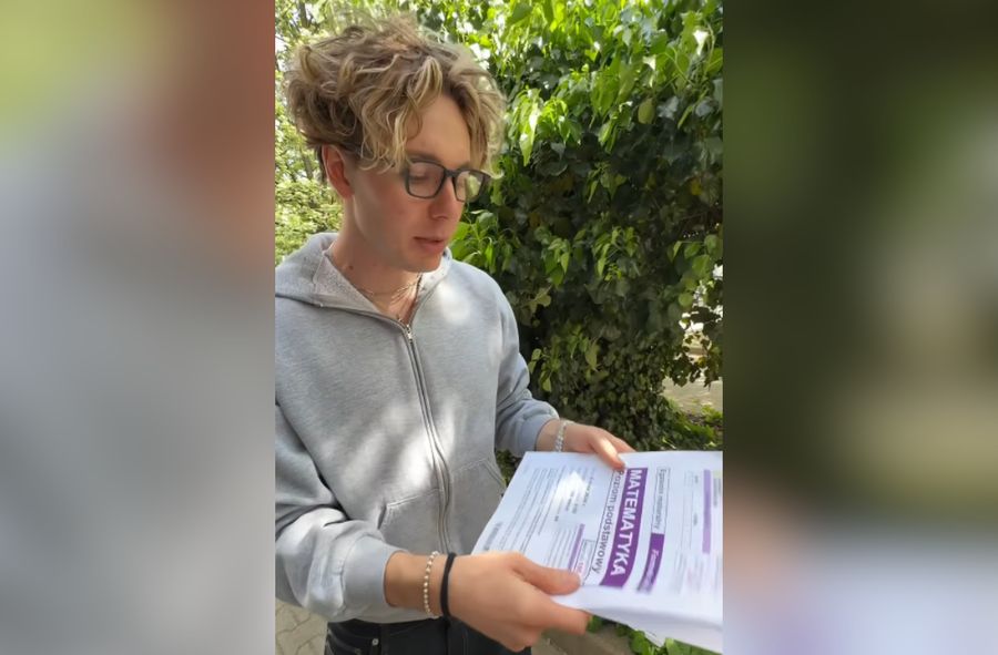 Bagi testuje okulary do ściągania