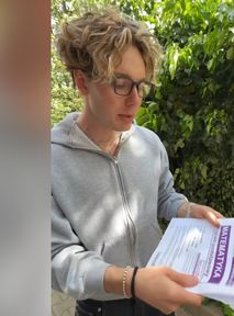 Bagi testuje okulary do ściągania. "Normalnie mi się wyświetla tekst"