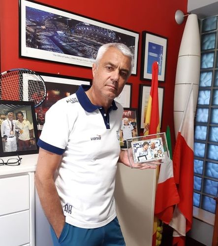 Andrea Anastasi w swoim gabinecie, w dłoni trzyma wspólne zdjęcie z Miguelem Angelem Falascą (fot. archiwum prywatne)