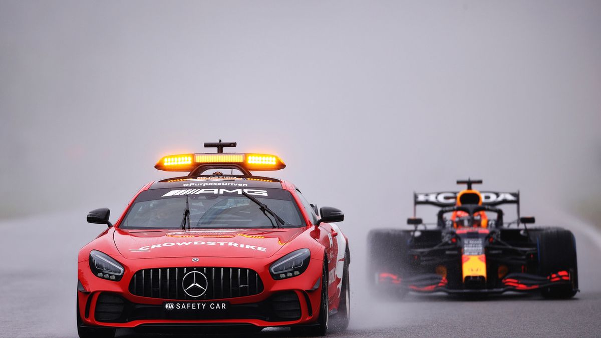 samochód bezpieczeństwa F1 przed Maxem Verstappenem