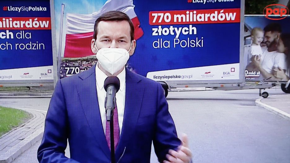 Warszawa, 27.04.2021. Koronawirus w Polsce. Premier Mateusz Morawiecki podczas konferencji prasowej transmitowanej przez serwis pap.pl i oglądanej w jednym z mieszkań w Warszawie, 27 bm. W Sejmie rano odbyło się spotkanie premiera Morawieckiego i przedstawicieli rządu oraz klubu PiS z politykami Lewicy nt. Krajowego Planu Odbudowy. (mr) PAP/Rafał Guz