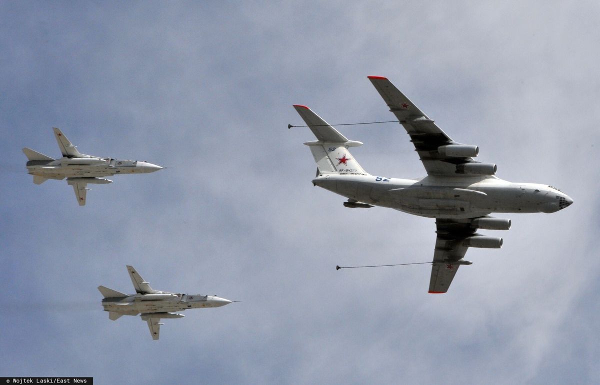 Zdjęcie ilustracyjne. Na zdjęciu ysliwce bojowe Su-24 i samolot cysterna IL-78

