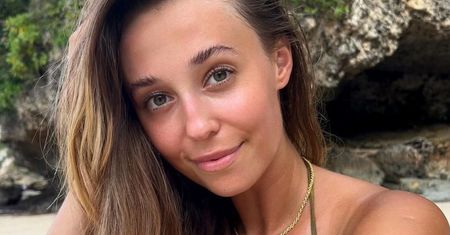 Pokazała zdjęcia z plaży. Bikini w tym stylu latem będzie hitem