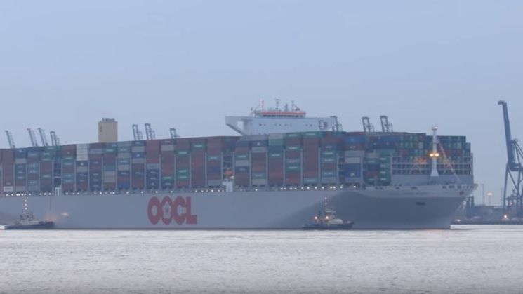 OOCL Hong Kong podczas ładowania kontenerów