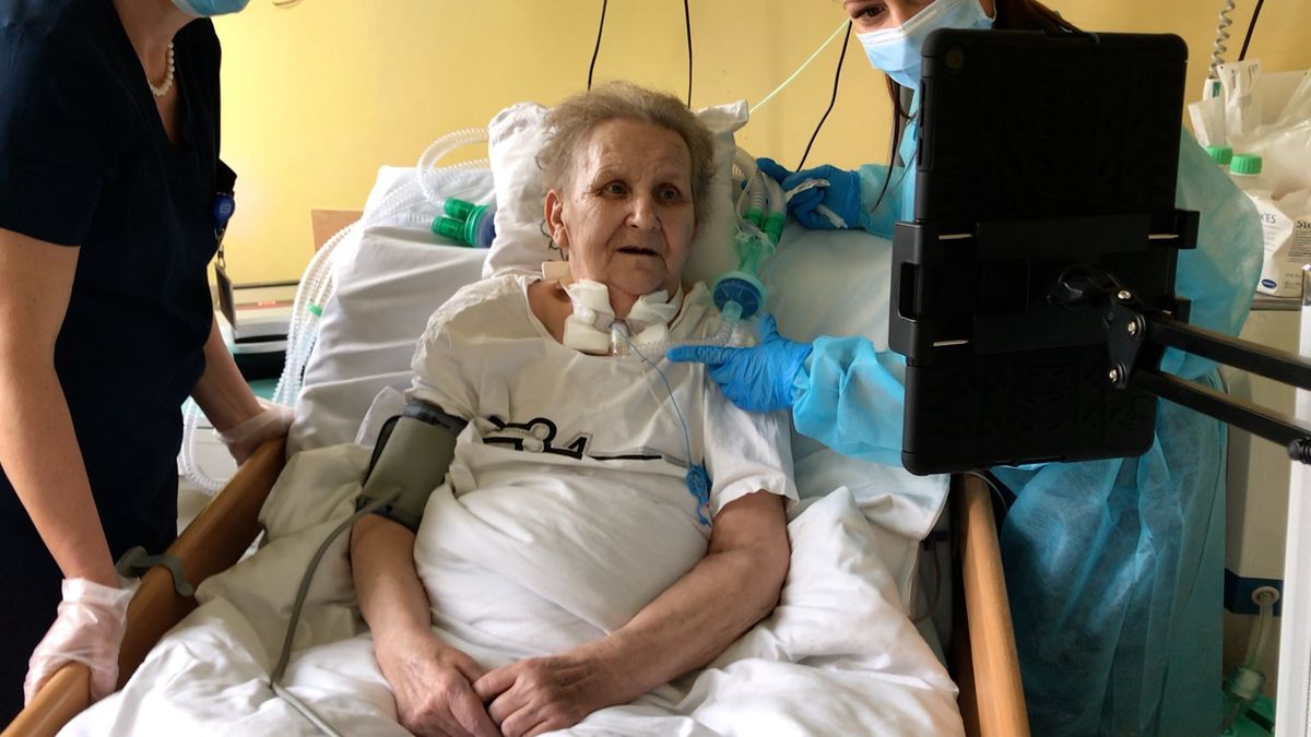 Pacjentka korzystająca z tabletu kupionego przez Fundację Profesora Ciekawskiego