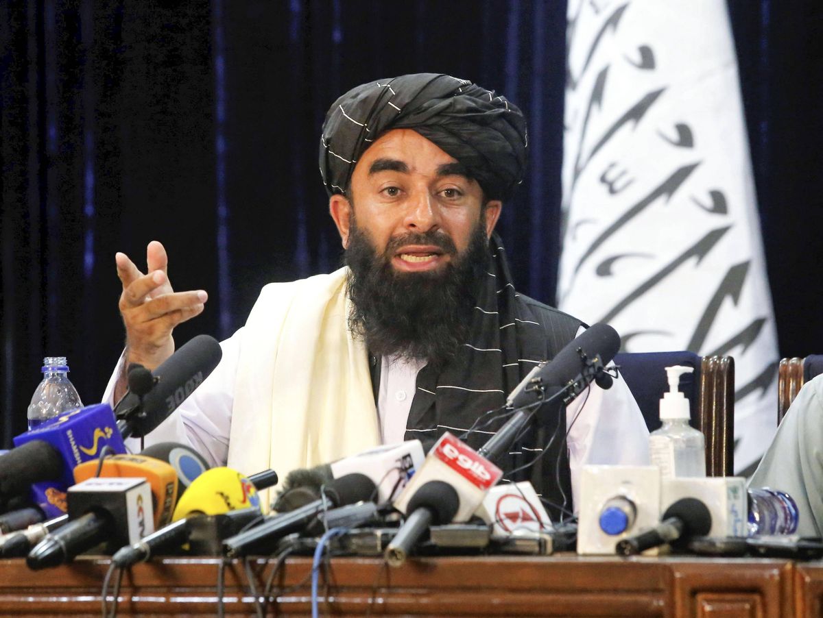 Afganistan. Talibowie stawiają USA ultimatum. Na zdjęciu rzecznik talibów Zabihullah Mudżahid podczas konferencji prasowej 