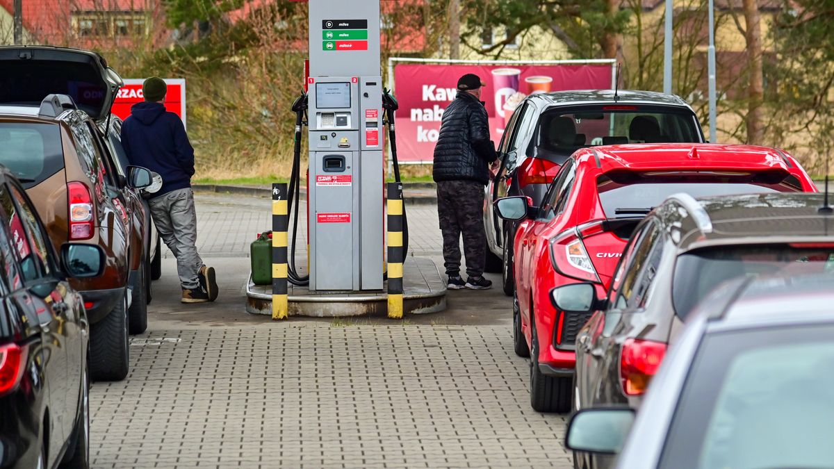 kolejka kierowców z Niemiec
Lubieszyn, 31.03.2026. Kolejka niemieckich kierowców na jednej z przygranicznych stacji benzynowych, 31 bm. w Lubieszynie. 31 bm. wszedł w życie rządowy pakiet "Ceny Paliwa Niżej". Benzyna 95 ma kosztować nie więcej niż 6,16 zł za litr, benzyna 98 - 6,76 zł, a olej napędowy - 7,60 zł. (sko) PAP/Marcin Bielecki
Marcin Bielecki
benzyna, kolejka, niemieccy kierowcy, obniżka cen, paliwo, stacja paliw, z Niemiec, benzynowa