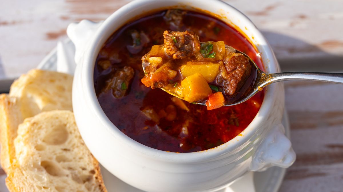 Węgierska zupa gulaszowa przyjemnie rozgrzewa i syci