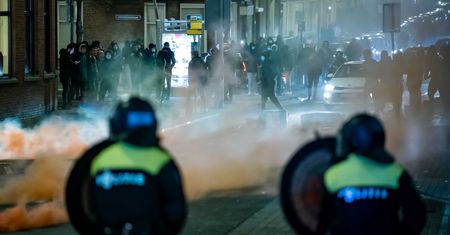 Holandia. Kolejny dzień zamieszek po wprowadzeniu godziny policyjnej. 70 osób zatrzymanych