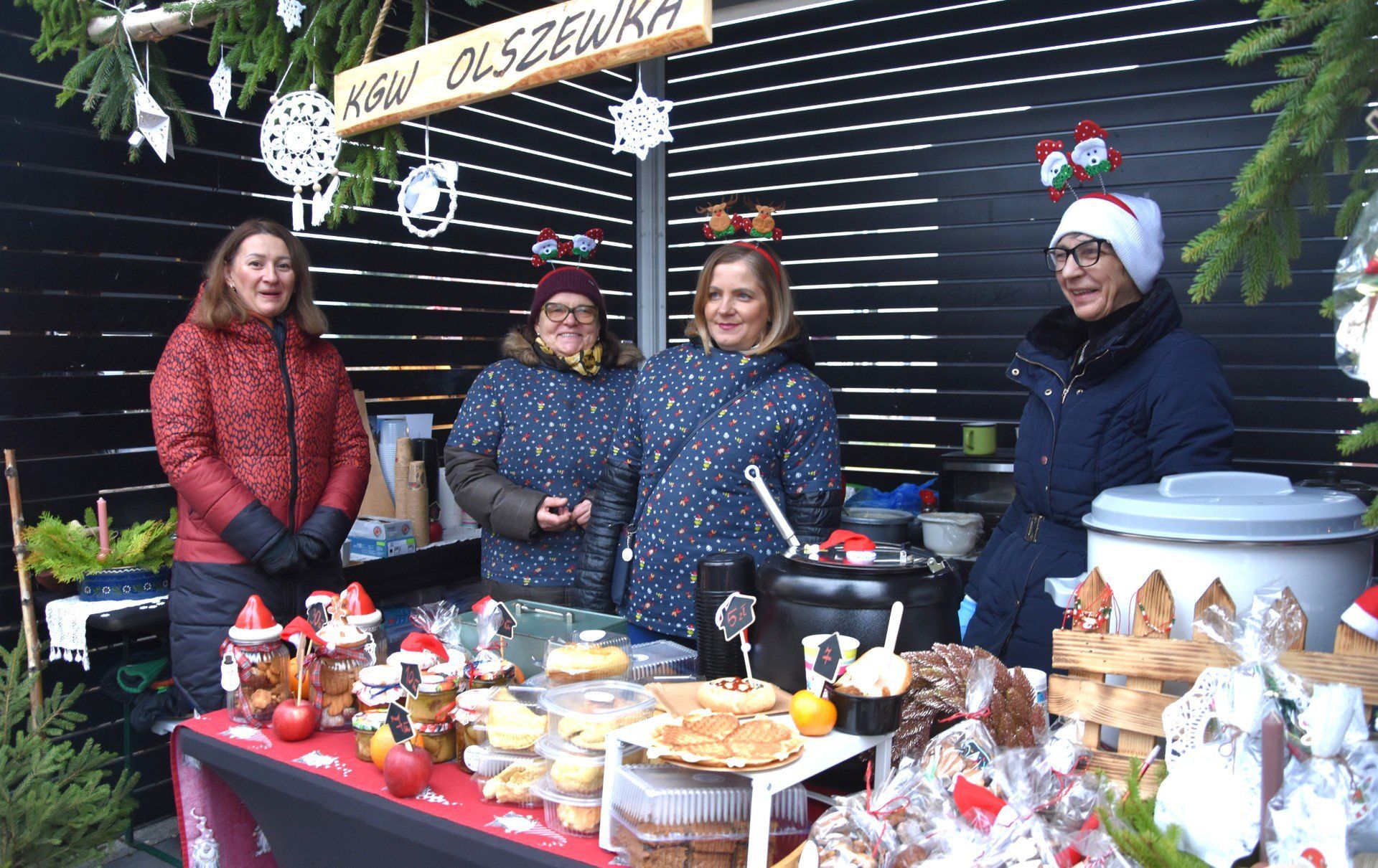Na Nakielski Jarmark Bożonarodzeniowy przyjechała rekordowa liczba Kół Gospodyń Wiejskich. Tak prezentowało się stoisko gospodyń z Olszewki