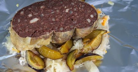 Pokrój na kawałki i ułóż kaszankę. Z tymi dodatkami będzie smakować jak marzenie