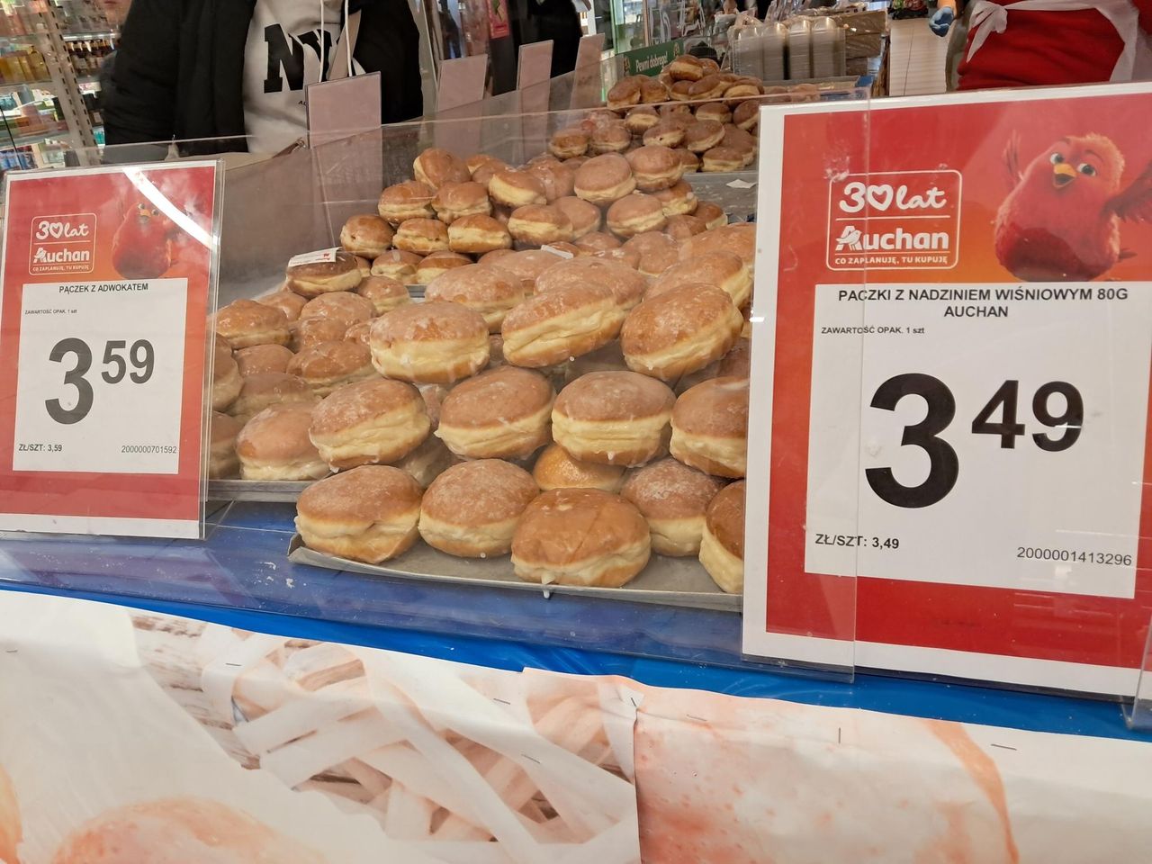 Tłusty czwartek zaczęli już w środę. Reakcja klientów Auchan