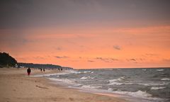 Martwy wieloryb na plaży. Dopiero co był zatopiony w Świnoujściu