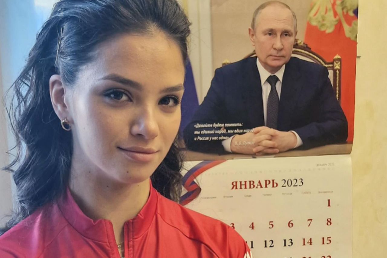 The photo features Weronika Stiepanowa. In the background, there is a calendar with Vladimir Putin.