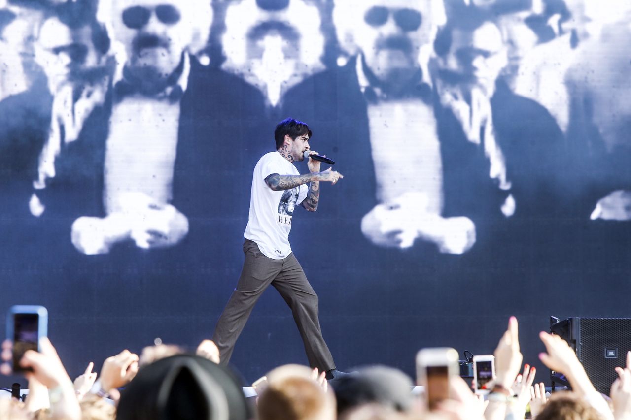 Quebonafide żegna się z muzyką. Spektakularny finał kariery czy artystyczny performance?