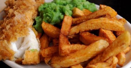 Brytyjczyk zamówił fish and chips. Oniemiał, gdy zobaczył rachunek za rybę z frytkami