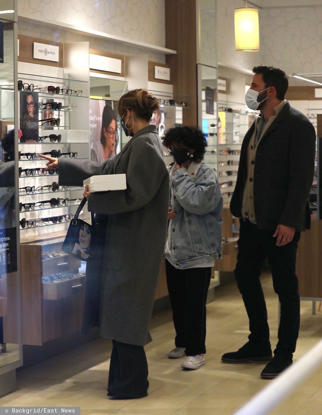 Jennifer Lopez i Ben Affleck buszują po salonie optycznym z córką wokalistki