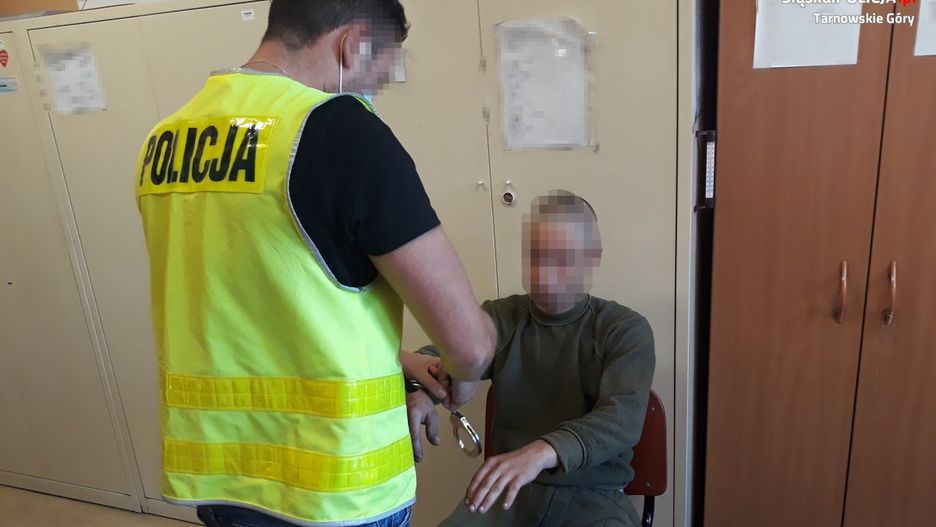 Tarnowski Góry. 22-letni podpalacz wpadł, bo wymachiwał siekierą. 