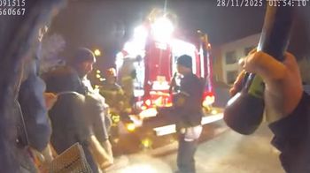 Łomża: Policjanci na rękach wynieśli kobietę z zadymionego domu