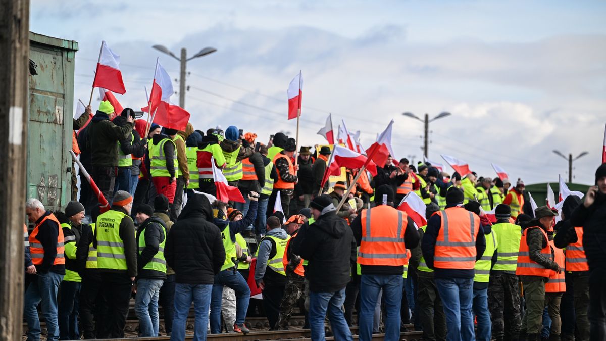 Protest rolników na torach kolejowych przy przejściu granicznym z Ukrainą w Medyce