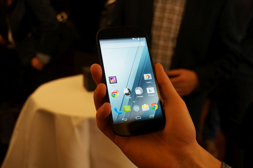 Yotaphone 2 w Polsce. Kto chce telefon z ekranem e-ink? 3