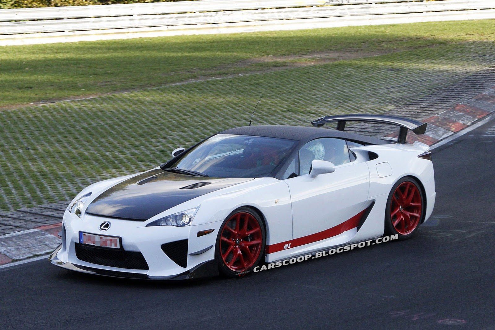 LEXUS　LFA Lexus LFA z minimalnym przebieg trafił na sprzedaż. Cena