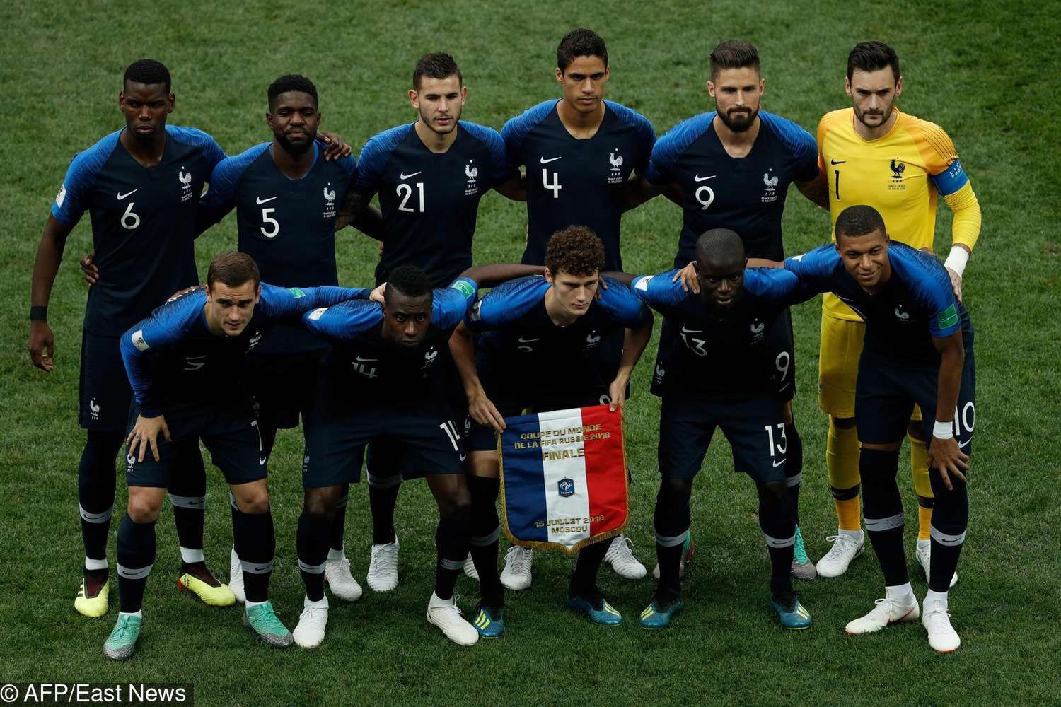 (front row from L to R) France's forward Antoine Griezmann, France's midfielder Blaise Matuidi, France's defender Benjamin Pavard, France's midfielder N'Golo Kante, France's forward Kylian Mbappe (back row from L to R) France's midfielder Paul Pogba, France's defender Samuel Umtiti, France's defender Lucas Hernandez, France's defender Raphael Varane, France's midfielder Paul Pogba and France's goalkeeper Hugo Lloris pose for team photo prior to the Russia 2018 World Cup final football match between France and Croatia at the Luzhniki Stadium in Moscow on July 15, 2018. / AFP PHOTO / Adrian DENNIS / RESTRICTED TO EDITORIAL USE - NO MOBILE PUSH ALERTS/DOWNLOADS