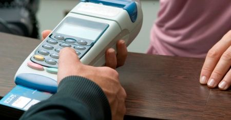 Czy kartę kredytową da się spłacić w ratach? Oszczędzaj na odsetkach