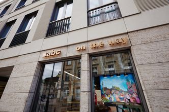 Sieć abc otwiera sklep nr 8000 i idzie na wojnę z Żabką