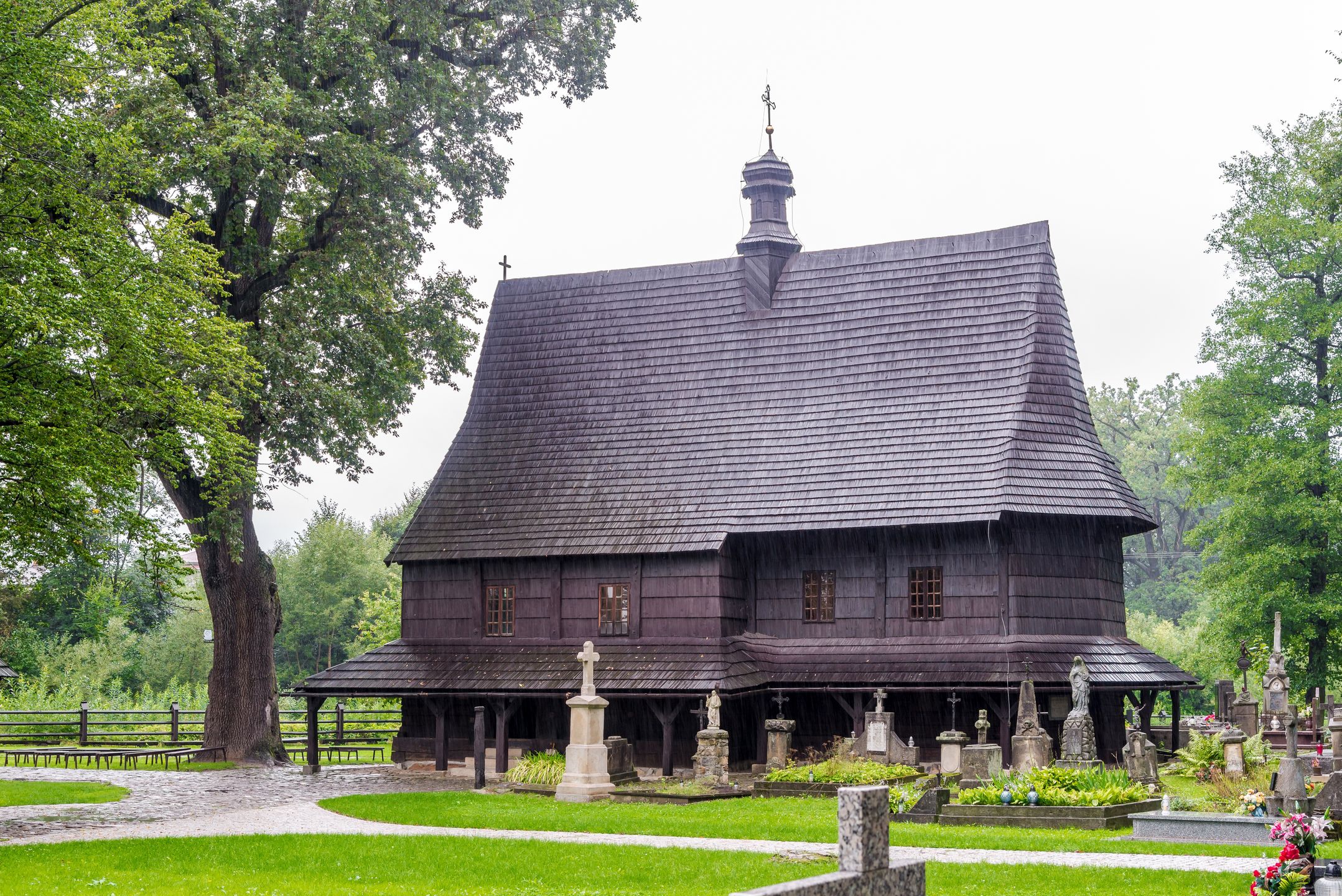 Drewniany kościółek św. Leonarda pochodzi z XV w.