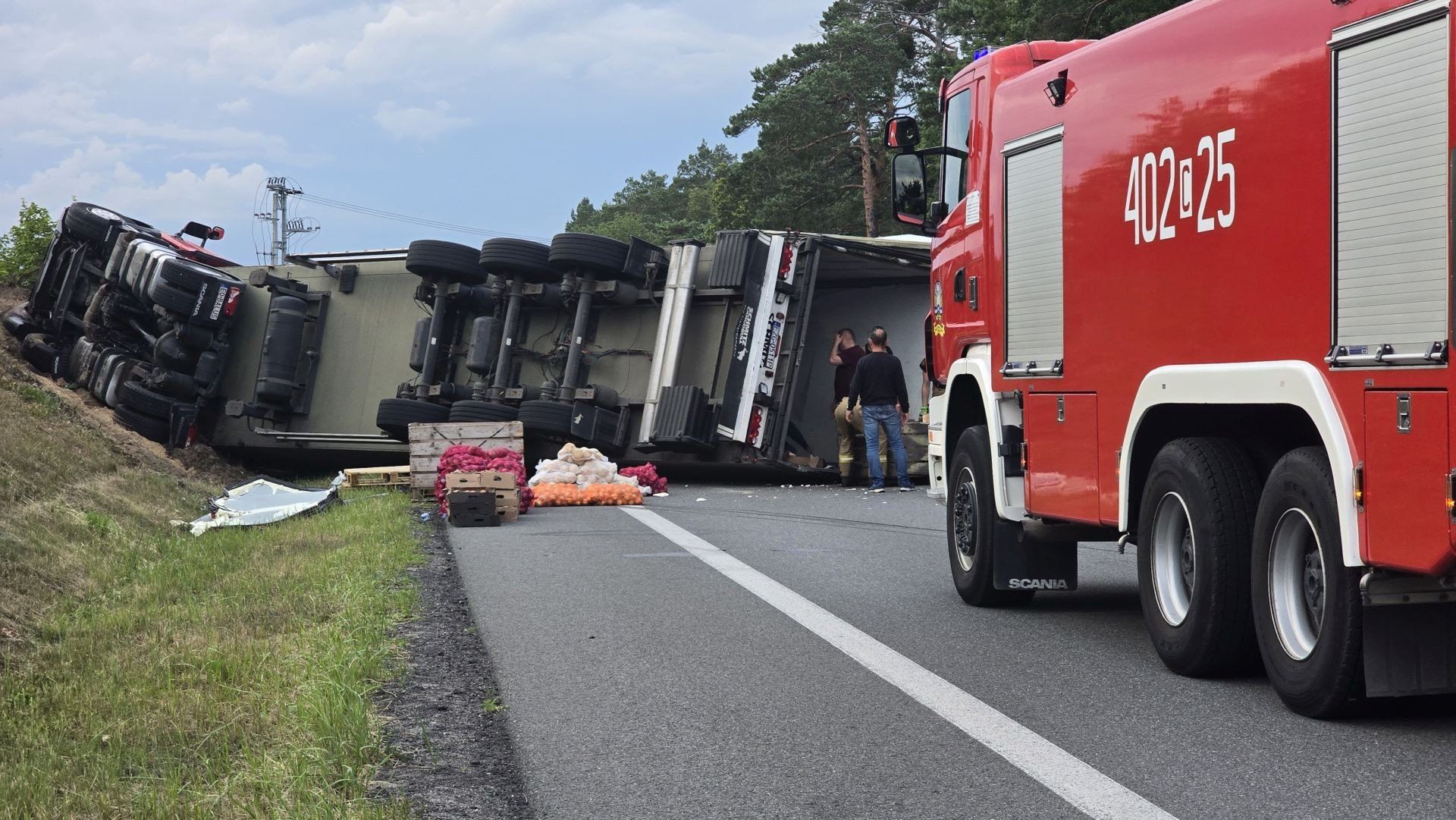 Wypadek na 206. kilometrze DK 91, w miejscowości Otłoczyn, ciężarówka wypadła z drogi.
