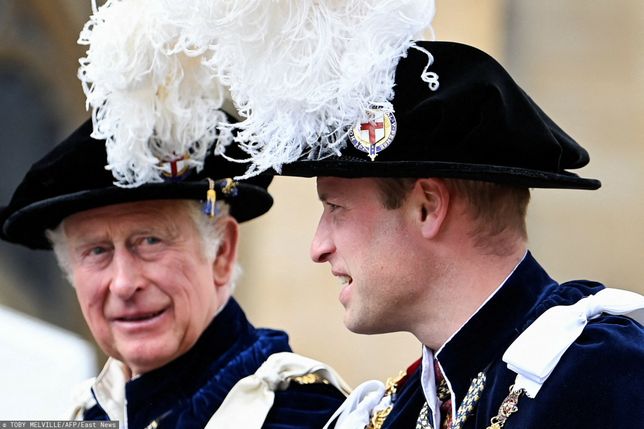 znani arch9Britain's Prince Charles, Prince of Wales (L) and Britain's Prince William, Duke of Cambridge leaves in a horse-drawn carriage from St George's Chapel after attending the Most Noble Order of the Garter Ceremony in Windsor Castle in Windsor, west of London on June 13, 2022. - The Order of the Garter is the oldest and most senior Order of Chivalry in Britain, established by King Edward III nearly 700 years ago. (Photo by TOBY MELVILLE / POOL / AFP)TOBY MELVILLE