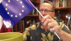 TVP Info wycięło z „Minęła 20” fragment pokazujący, jak Wojciech Cejrowski pali flagę UE (wideo)