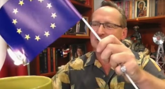 TVP Info wycięło z „Minęła 20” fragment pokazujący, jak Wojciech Cejrowski pali flagę UE (wideo)