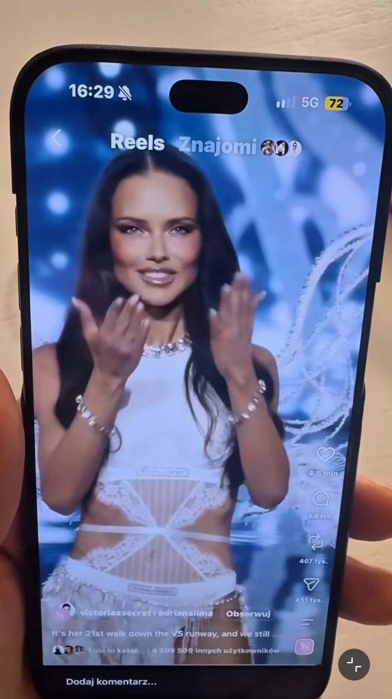 Joanna Koroniewska śmieszkuje, udając aniołka Victoria's Secret