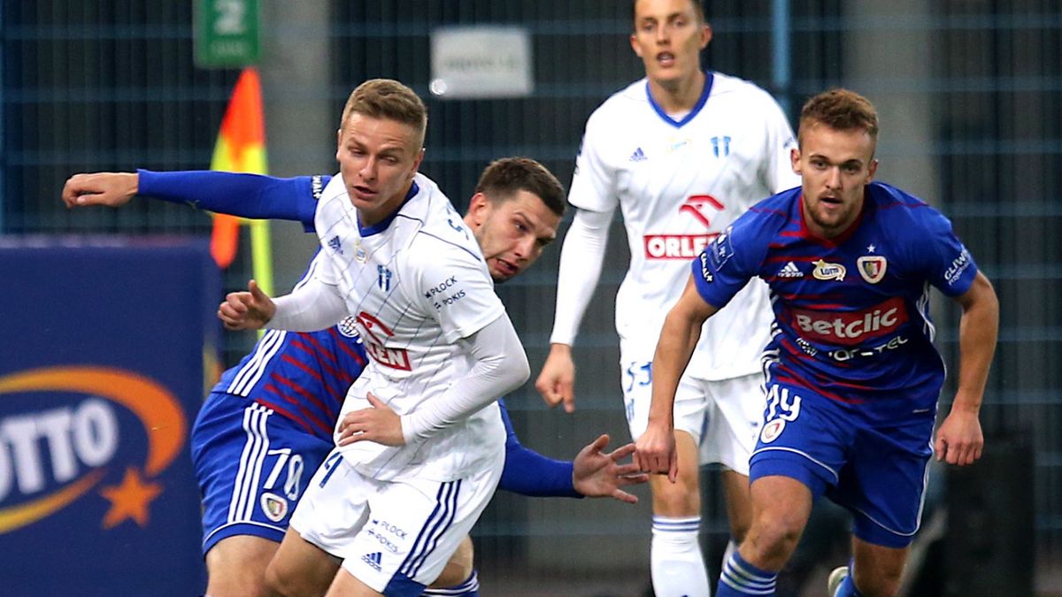 PAP / Andrzej Grygiel / Na zdjęciu: piłkarze Piasta Gliwice Sebastian Milewski (z prawej) i Kristopher Vida (L-tył) oraz Mateusz Szwoch (z lewej) z Wisły Płock