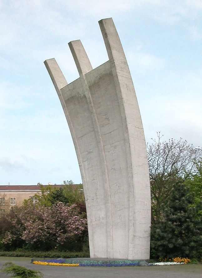 Pomnik przy lotnisku Tempelhof, upamiętniający lotników, którzy zginęli podczas mostu powietrznego